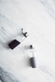 Štíhla sklenená fľaša na vodu VINGA - Vinga