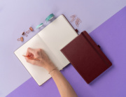 NOTIQUE Notes Aprint Neo, vínový, bodkovaný, 15 x 21 cm