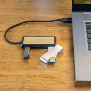 USB rozbočovač s duálnym vstupom Link z RCS plastu a bambusu - XD Collection