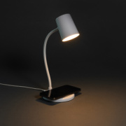 Stolná lampa Zenara s 15 W bezdr. nabíjaním z RCS plastu - XD Collection