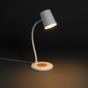 Stolná lampa Zenara s 15 W bezdr. nabíjaním z RCS plastu - XD Collection