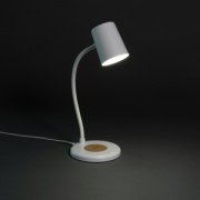 Stolná lampa Zenara s 15 W bezdr. nabíjaním z RCS plastu - XD Collection