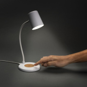 Stolná lampa Zenara s 15 W bezdr. nabíjaním z RCS plastu - XD Collection