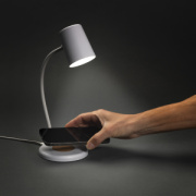 Stolná lampa Zenara s 15 W bezdr. nabíjaním z RCS plastu - XD Collection