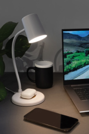 Stolná lampa Zenara s 15 W bezdr. nabíjaním z RCS plastu - XD Collection