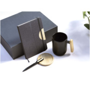 Laura darčeková sada zápisníku formátu A5 s pevnou obálkou a guľôčkovým perom