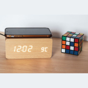 Stolové hodiny s bezdrôtovou nabíjačkou - M-Collection