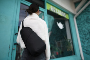 Crossbody taška Renew z rPET AWARE™ - XD Collection