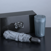 Denná sada: Scandic hrnček a Cambridge dáždnik