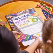 NOTIQUE Kreatívny rodinný kalendár CZ 2026, 33 x 46 cm