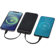 Adhil powerbanka z recyklovaného plastu s kapacitou 10 000 mAh a výkonom 10 W s dvoma vstavaními káblami