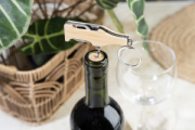 Vinofob prívesok na kľúče s multifunkčným nástrojom