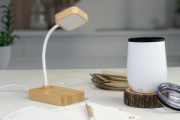 VoltGlow stolná lampa s bezdrôtovou nabíjačkou