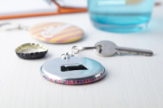 KeyBadge Bottle prívesok na kľúče gombík