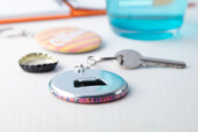 KeyBadge Bottle prívesok na kľúče gombík