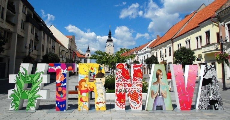 Farebný nápis Trnava v centre mesta