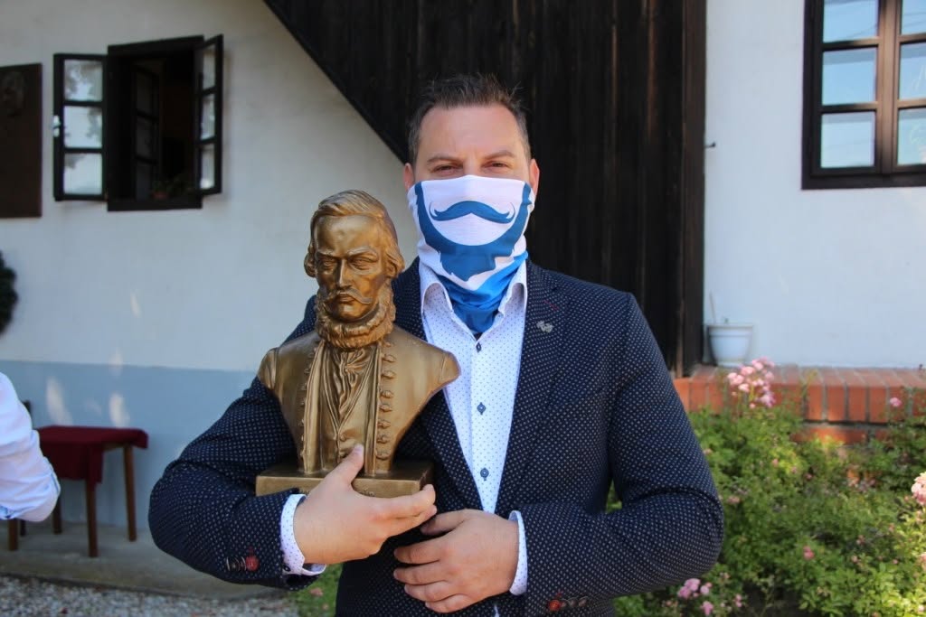 Multifunkčná šatka s modrým motívom fúzov a brady pri nosení