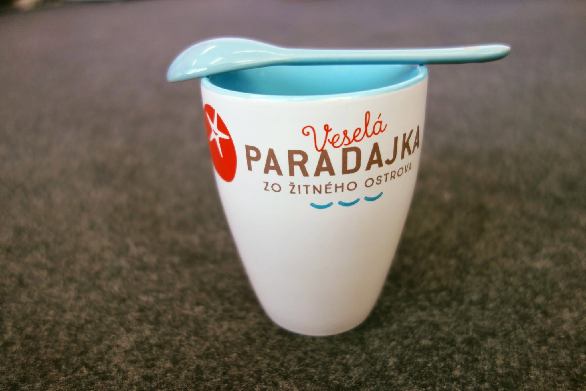 Keramický hrnček s tyrkysovou lyžičkou a farebným logom Veselá paradajka