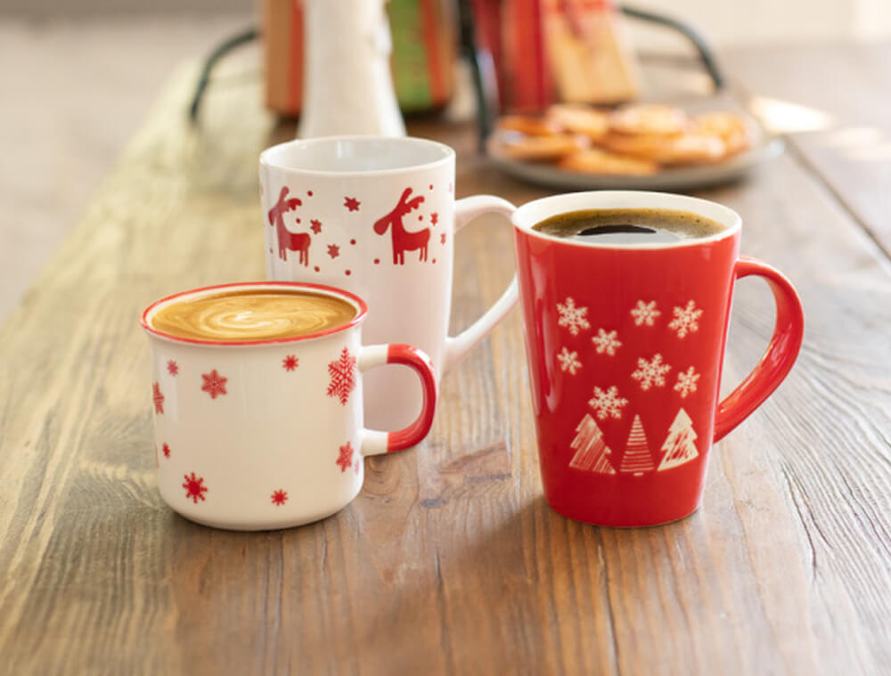 šálky s vianočnými vzormi v červenej a bielej farbe