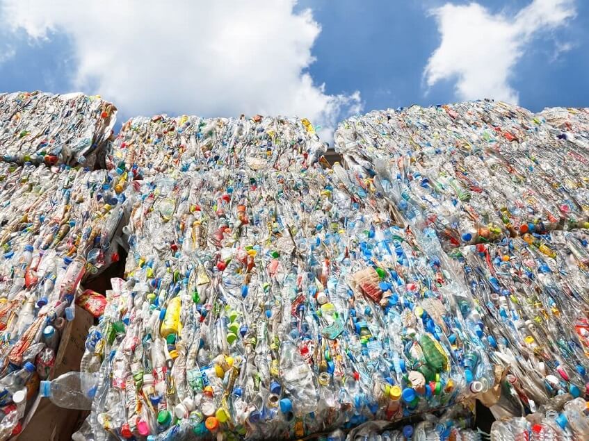 Stlačené plastové fľaše pripravené na recykláciu