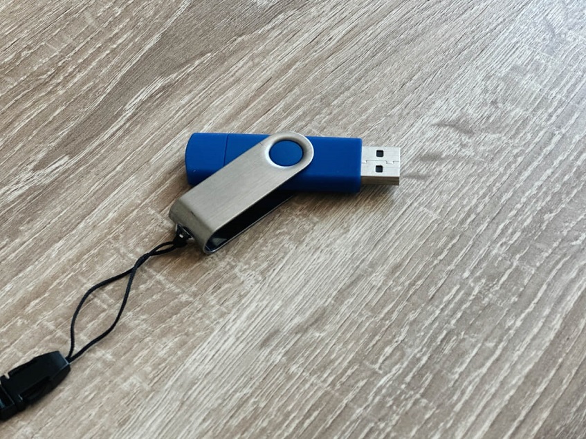 Modro-strieborný USB kľúč na šnúrke