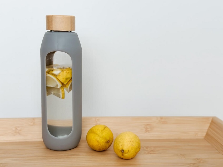 Nakrájaný citrón v sklenenej fľaši.
