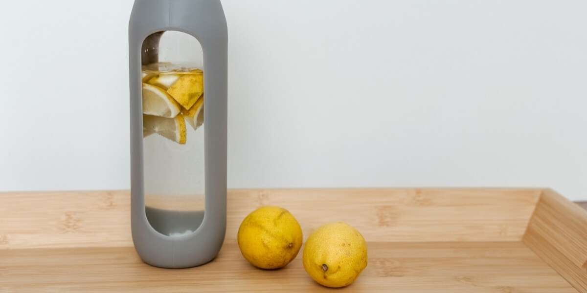 Voda s citrónom v sklenenej fľaši.