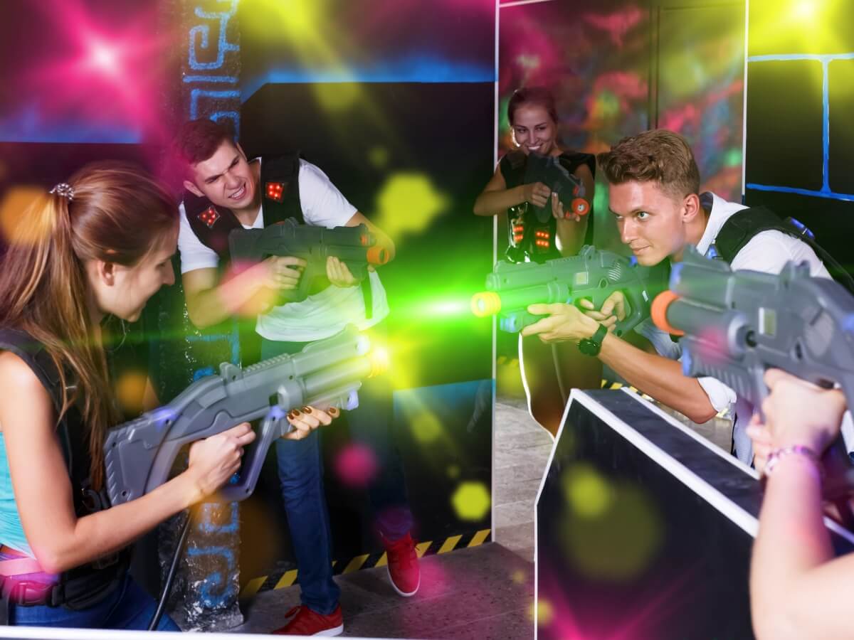 Tím mladých ľudí hrajúcich laser tag.