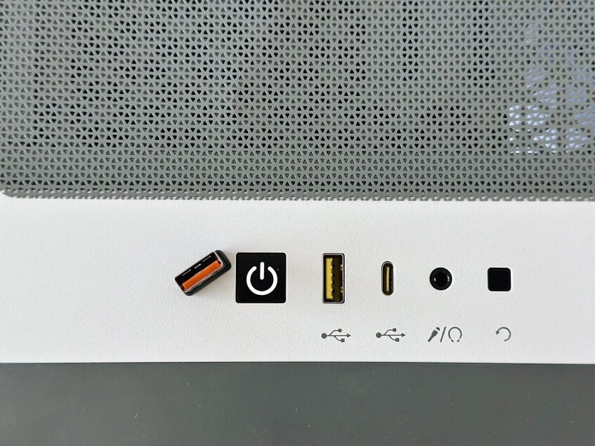 USB položené pri USB porte z prednej strany stolového počítača