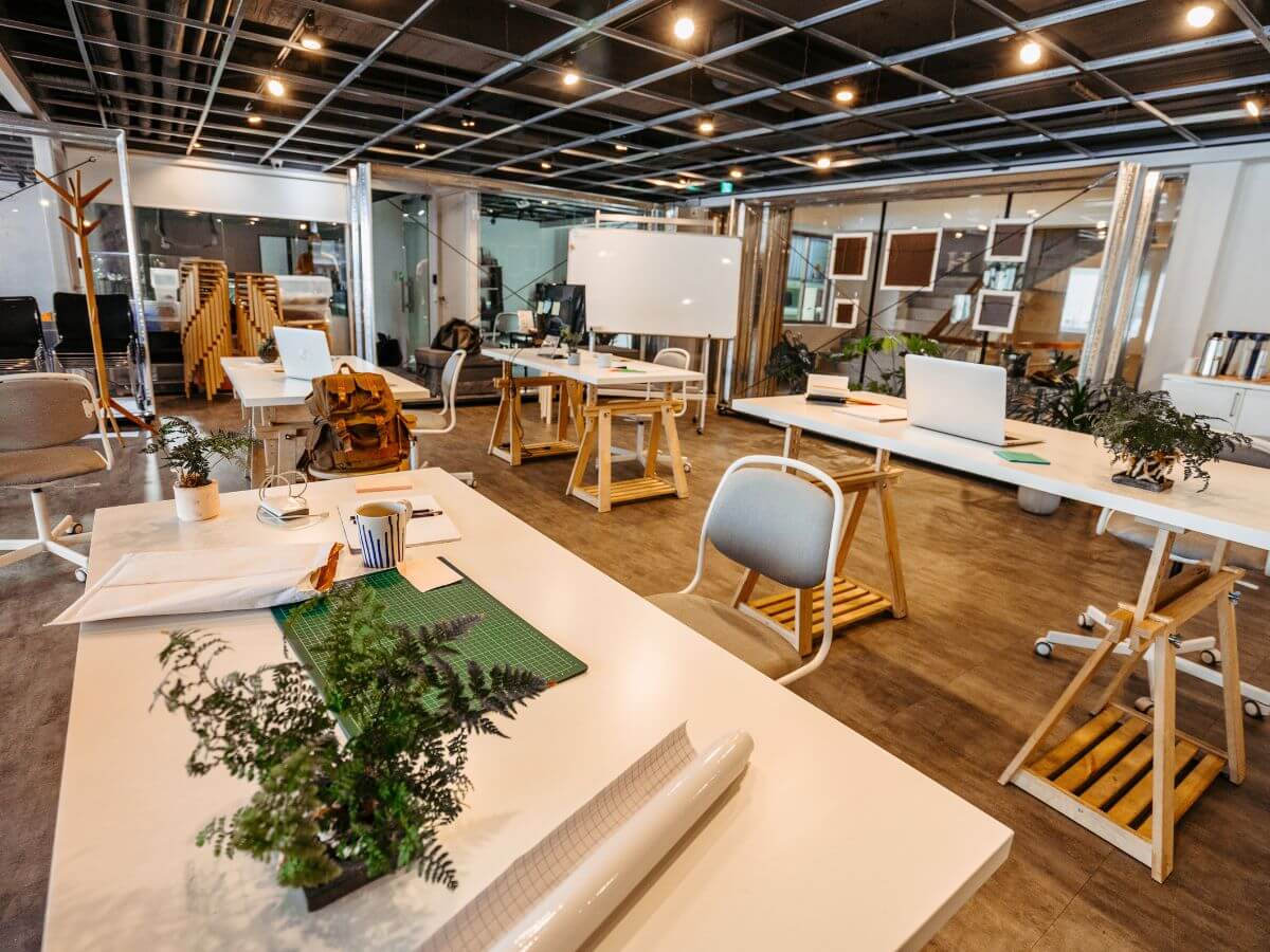 Moderné otvorené pracovicko s dreveno-bielymi prvkami.