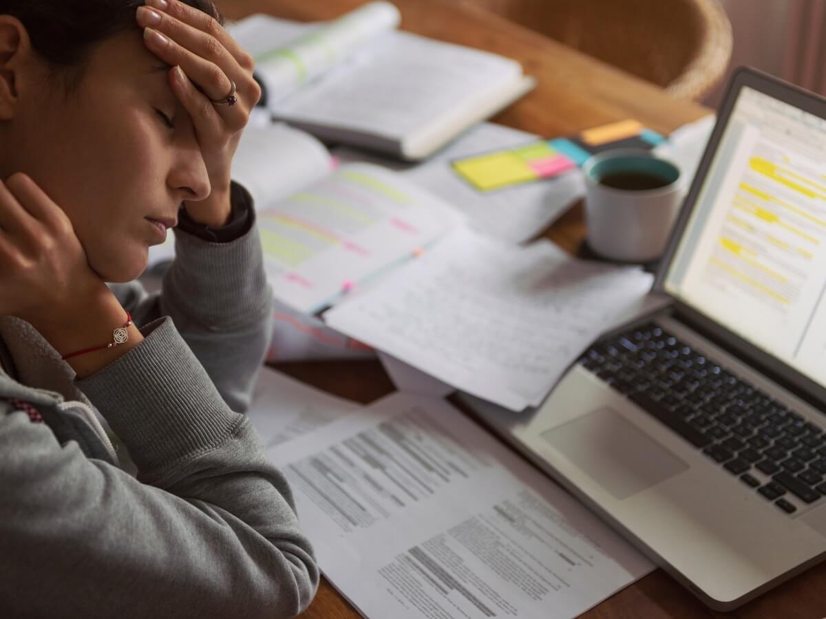 Prepracovaná unavená žena pri práci za počítačom.